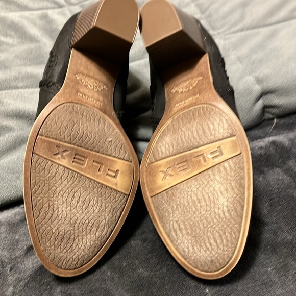 Life Stride slip on shootie. Size 7.5. NWOT - Picture 4 of 8